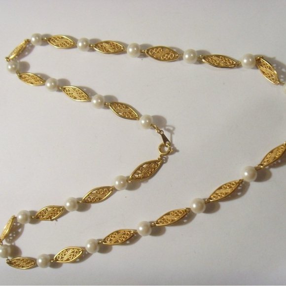 Vintage Gold tone and faux Pearl Women's Necklace 1992 Avon 24inch - Picture 2 of 6